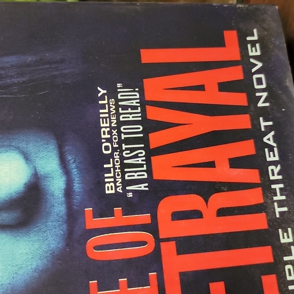 Face of betrayal by Lisa wiehl a triple threat novel - Picture 3 of 5